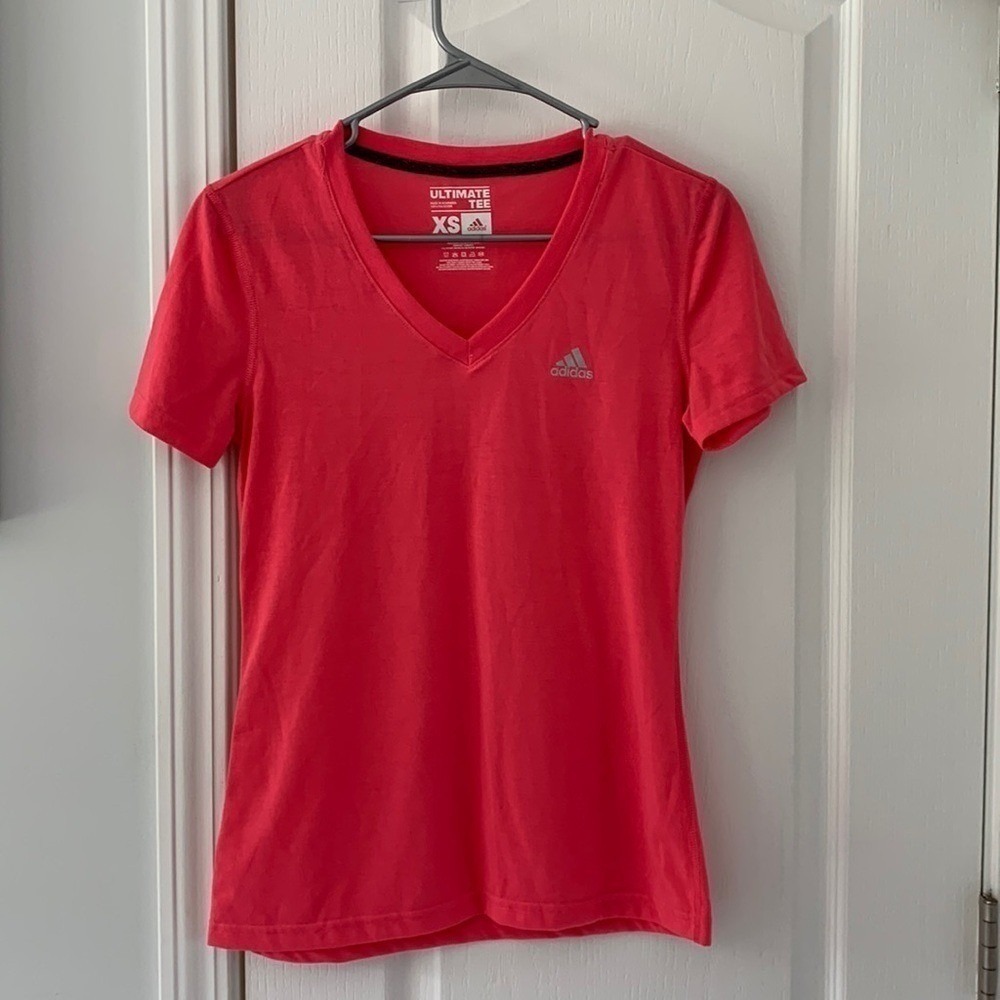 Adidas Ultimate Tee v-neck t-shirt in pink size XS‎ logo athletic